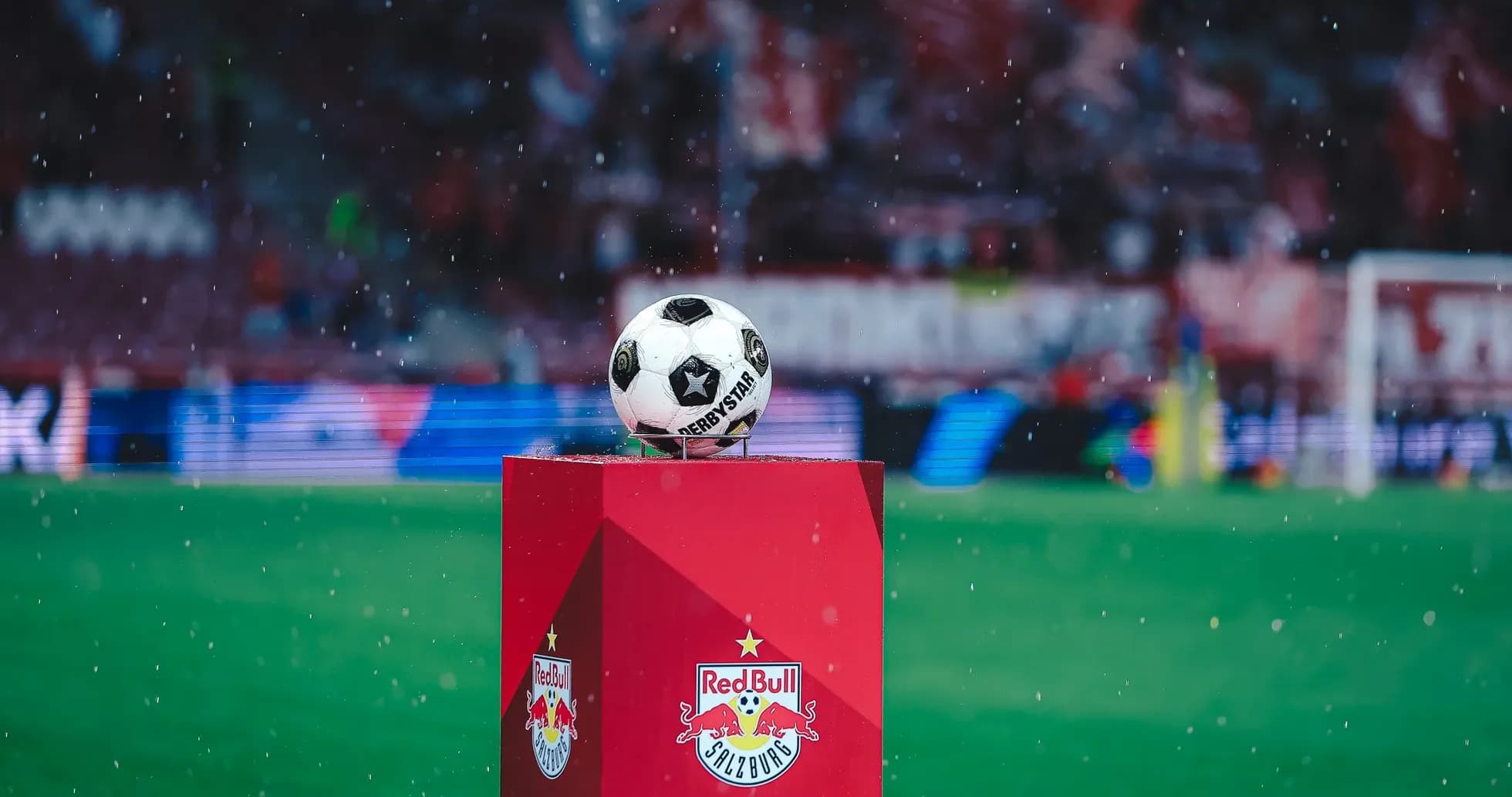 Balón de fútbol en el estadio de Red Bull Salzburg Balón de fútbol en el estadio de Red Bull Salzburg