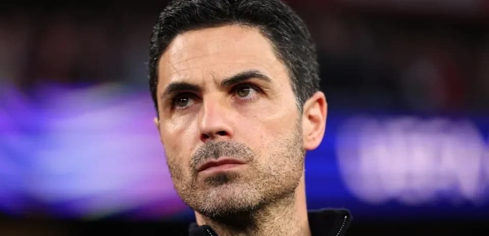 Entrenador observando durante un partido de fútbol Entrenador observando durante un partido de fútbol