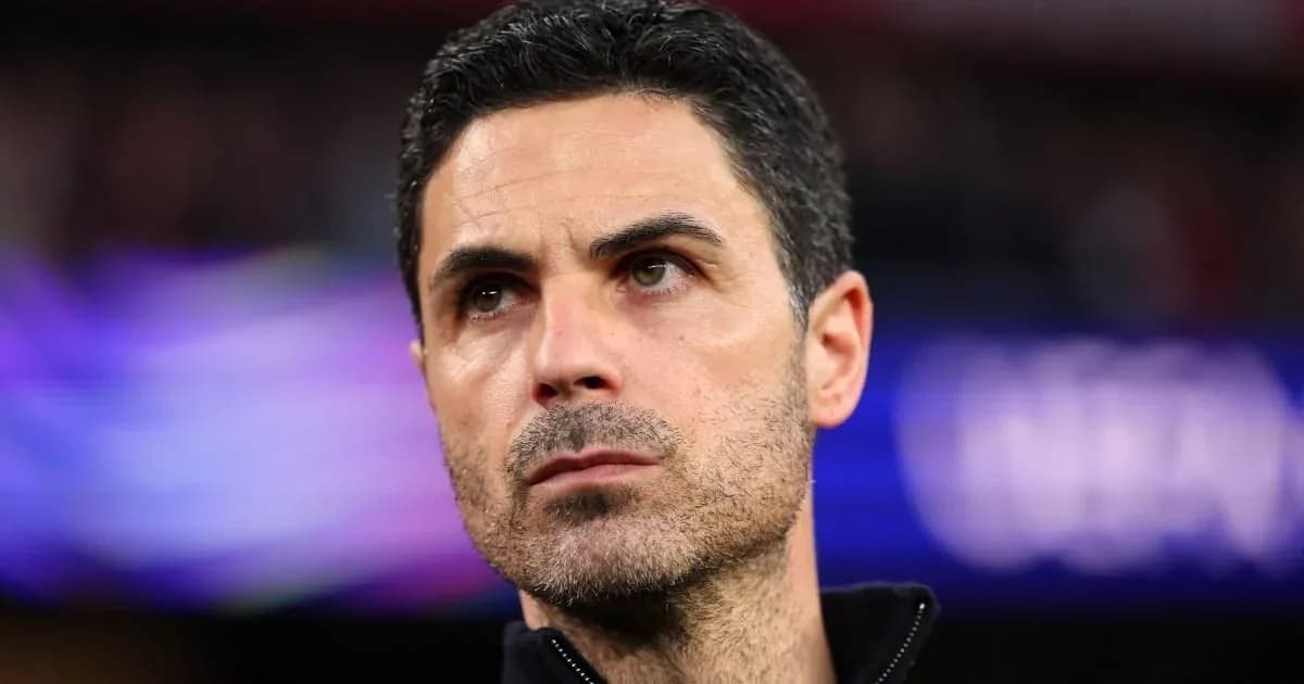 Entrenador observando durante un partido de fútbol Entrenador observando durante un partido de fútbol