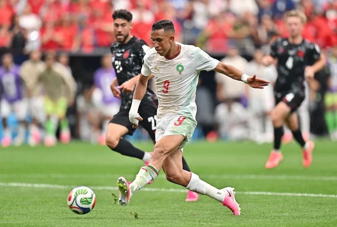 Jugador de Marruecos chutando el balón Jugador de Marruecos chutando el balón