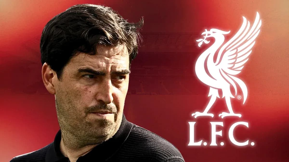 Entrenador con logo de Liverpool en el fondo Entrenador con logo de Liverpool en el fondo