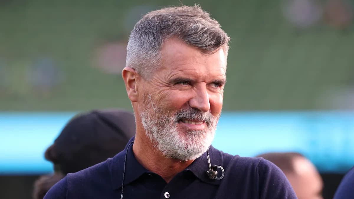 Hombre con barba sonriendo en el campo de fútbol Hombre con barba sonriendo en el campo de fútbol