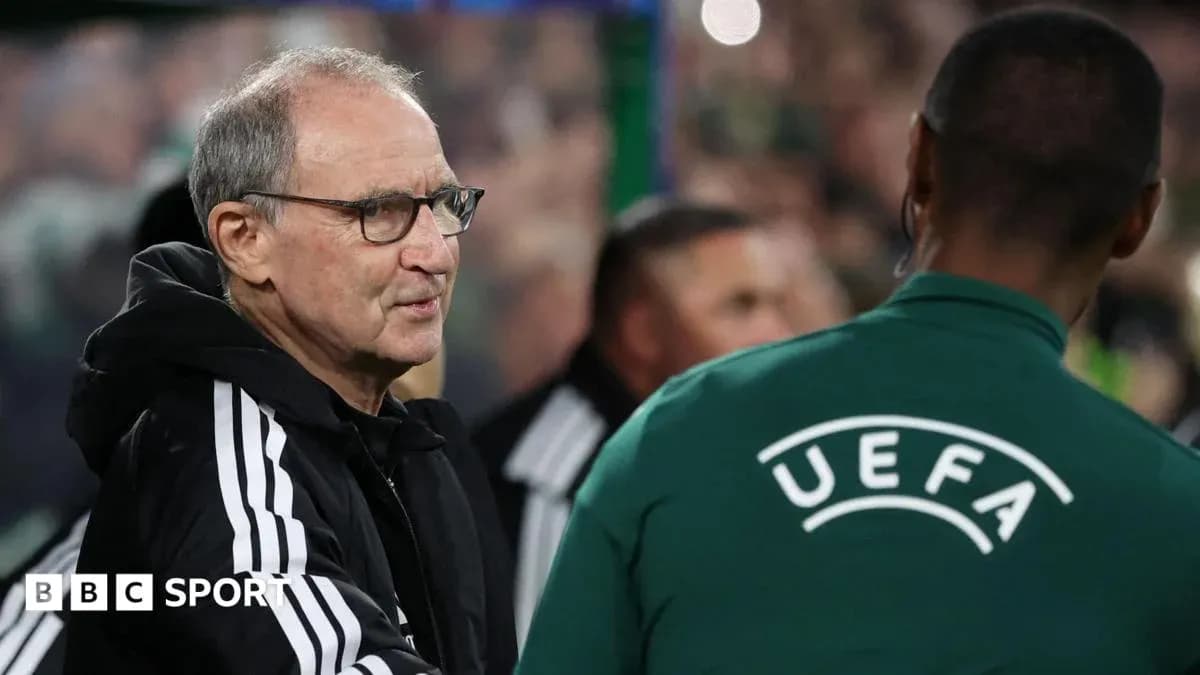 Entrenador conversando con árbitro en el partido Entrenador conversando con árbitro en el partido