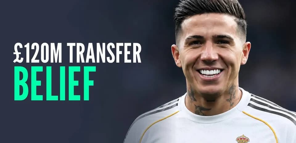 Jugador sonriente con camiseta del Real Madrid Jugador sonriente con camiseta del Real Madrid