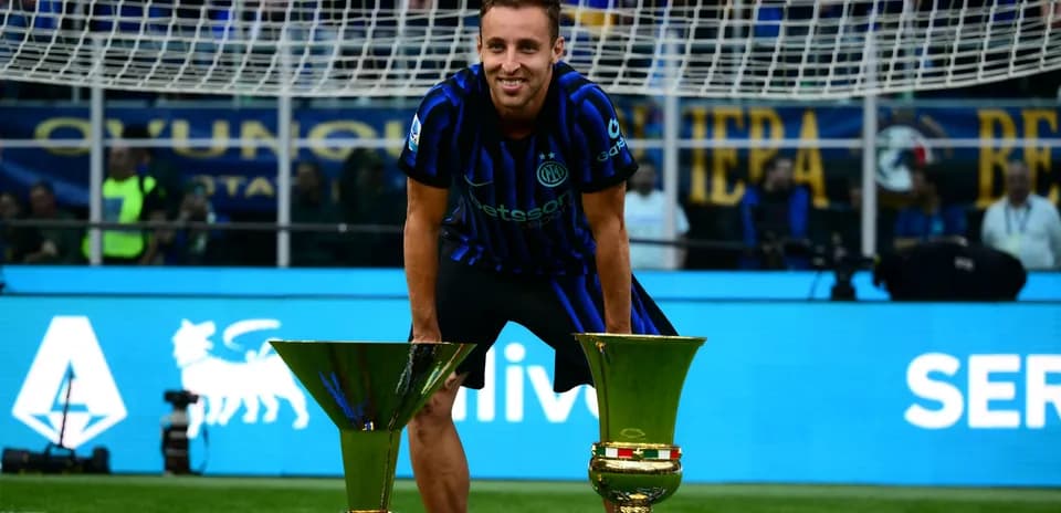Jugador de Inter con trofeos en el campo Jugador de Inter con trofeos en el campo