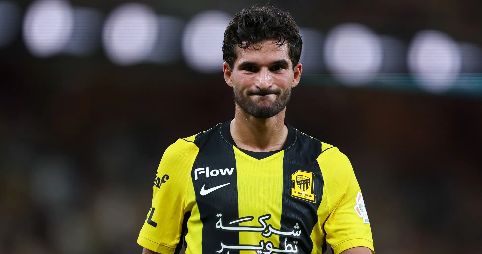 Jugador de Ittihad Club en el campo durante el partido Jugador de Ittihad Club en el campo durante el partido