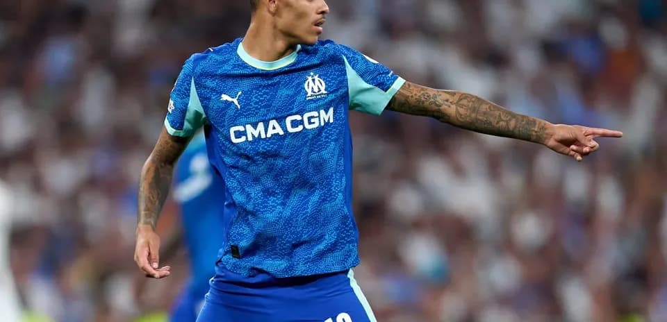 Jugador de Olympique de Marsella señalando durante el partido Jugador de Olympique de Marsella señalando durante el partido