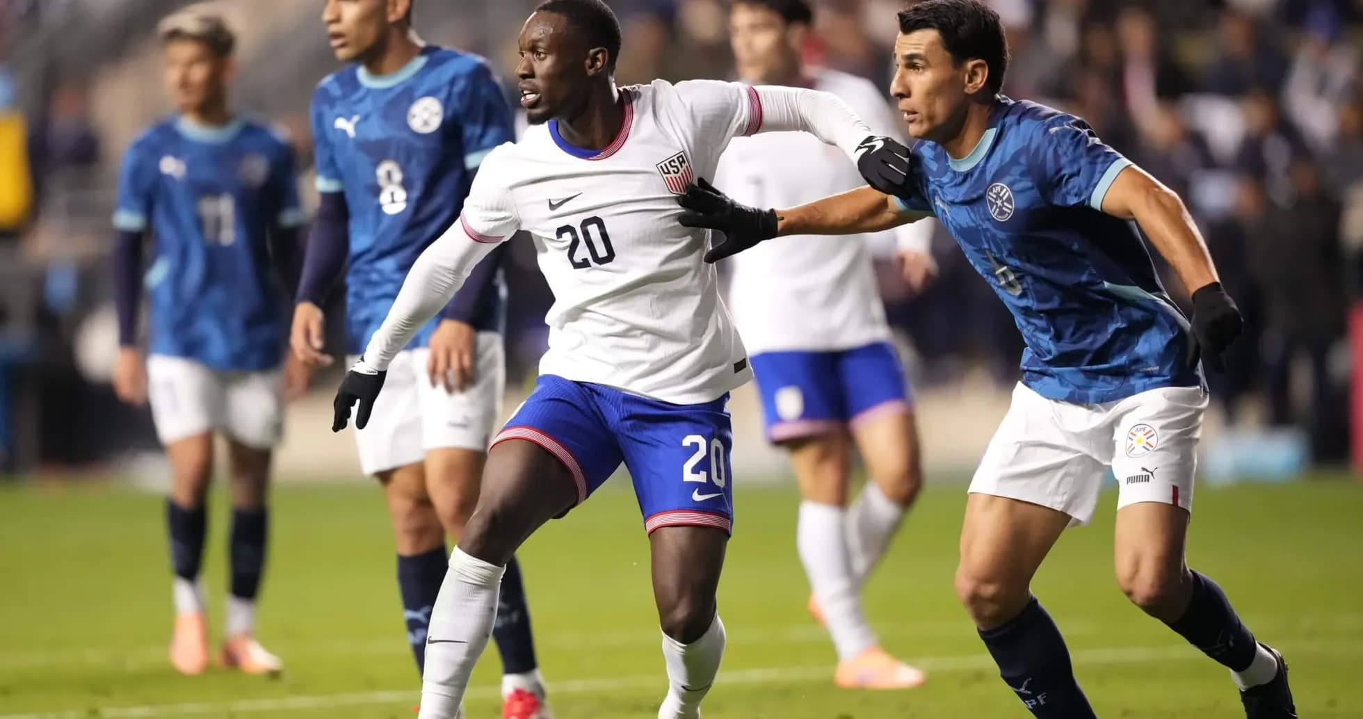 Jugadores de Estados Unidos y Paraguay en acción Jugadores de Estados Unidos y Paraguay en acción