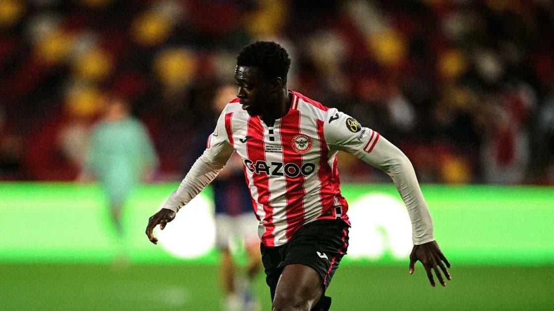Jugador de Brentford corriendo durante el partido Jugador de Brentford corriendo durante el partido