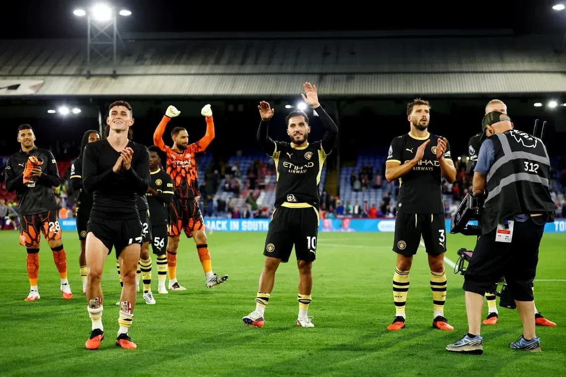 Jugadores de Manchester City aplaudiendo a aficionados Jugadores de Manchester City aplaudiendo a aficionados