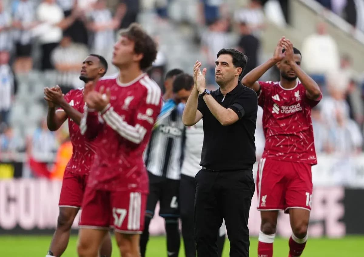 Jugadores de Liverpool aplaudiendo al público tras el partido Jugadores de Liverpool aplaudiendo al público tras el partido