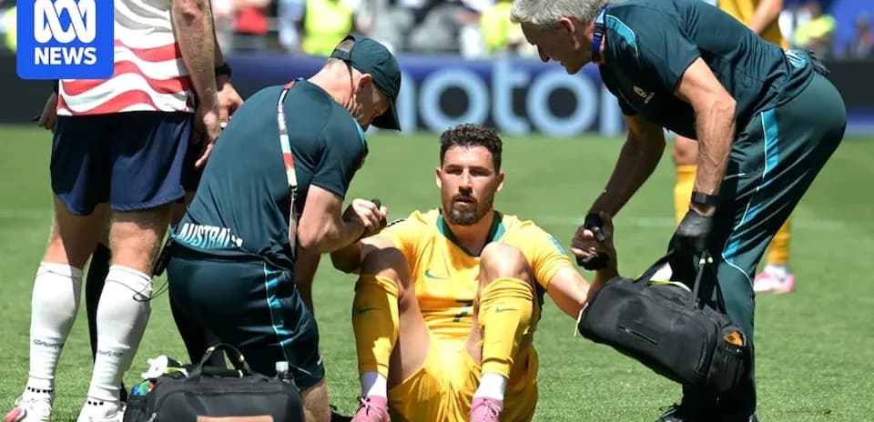 Jugador australiano recibiendo atención médica en el campo Jugador australiano recibiendo atención médica en el campo
