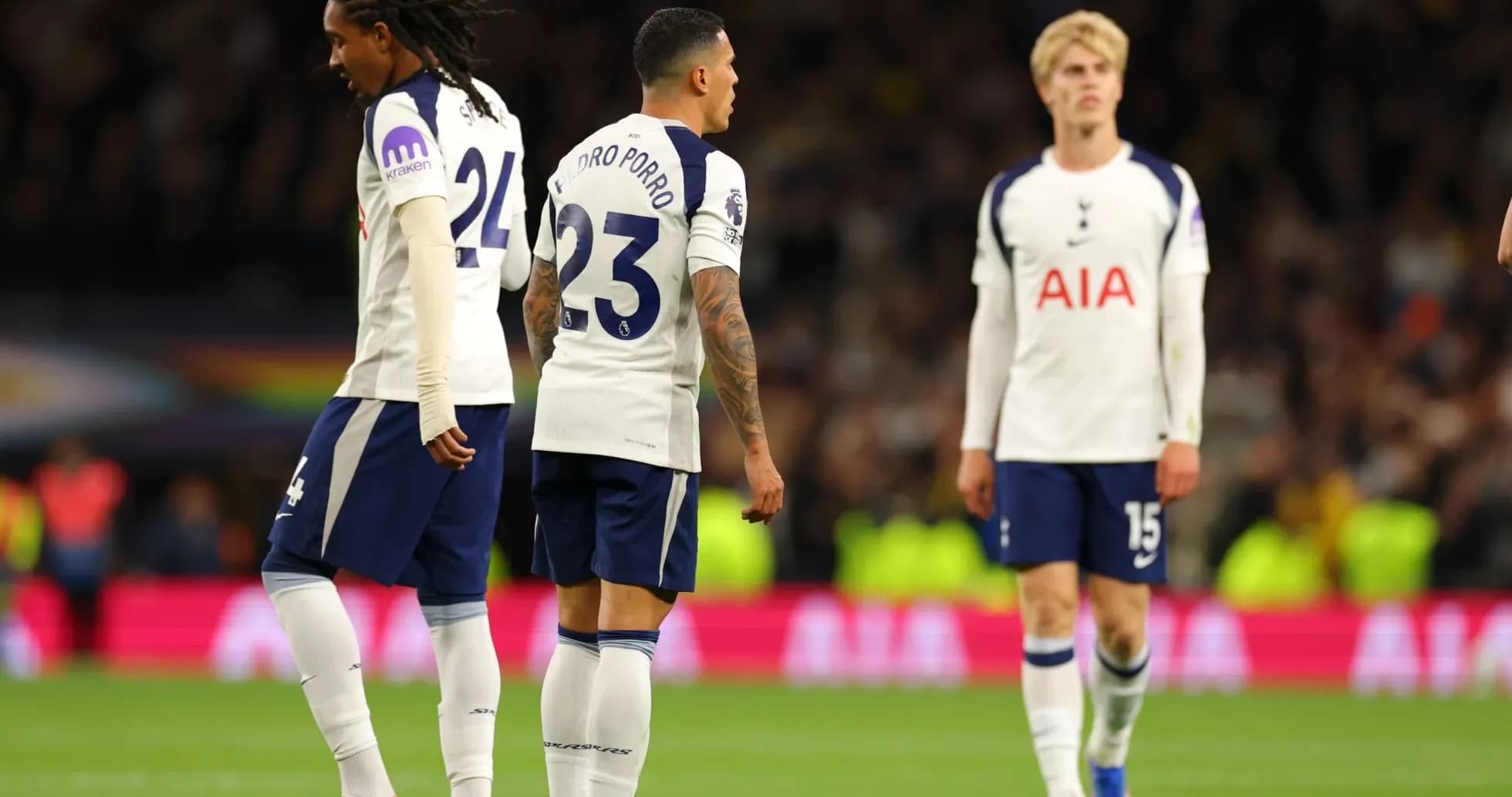 Jugadores de Tottenham en el campo durante el partido Jugadores de Tottenham en el campo durante el partido