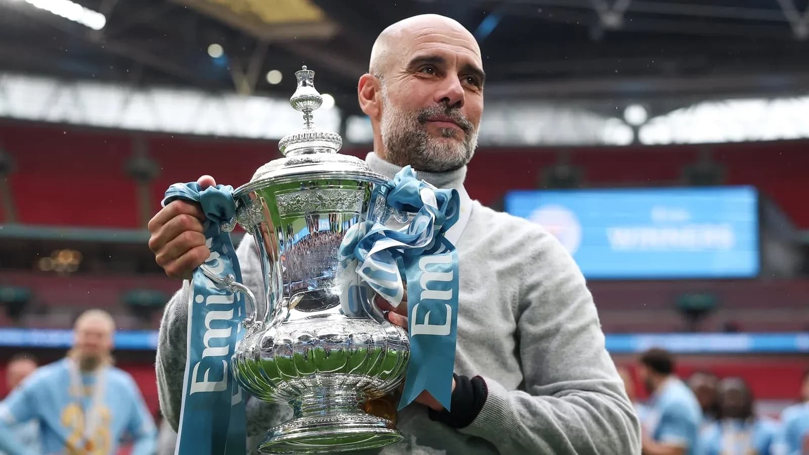 Entrenador sosteniendo el trofeo en Wembley Entrenador sosteniendo el trofeo en Wembley