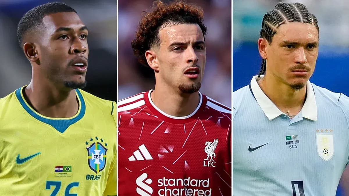 Tres jugadores de fútbol en sus respectivas camisetas Tres jugadores de fútbol en sus respectivas camisetas