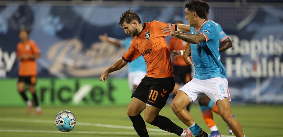 Jugador de Miami FC y Orange County SC en acción Jugador de Miami FC y Orange County SC en acción