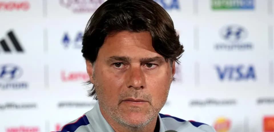 Entrenador hablando en conferencia de prensa Entrenador hablando en conferencia de prensa
