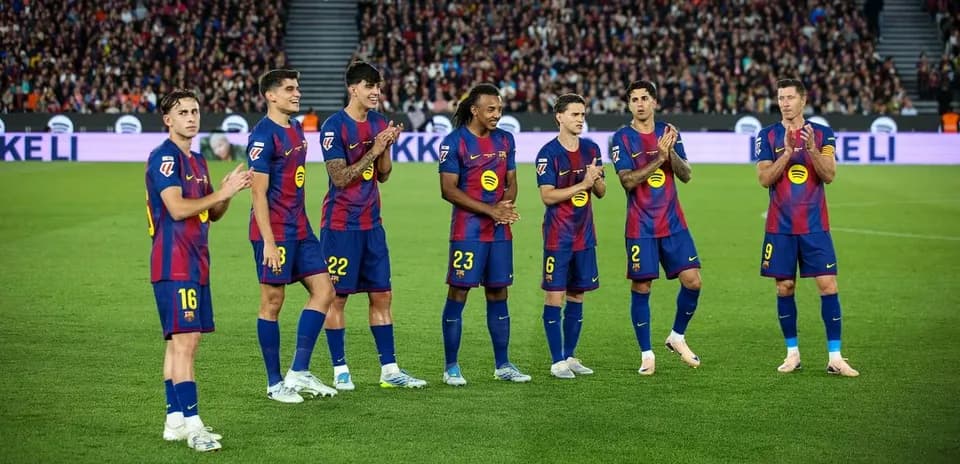 Jugadores del FC Barcelona aplaudiendo en el campo Jugadores del FC Barcelona aplaudiendo en el campo