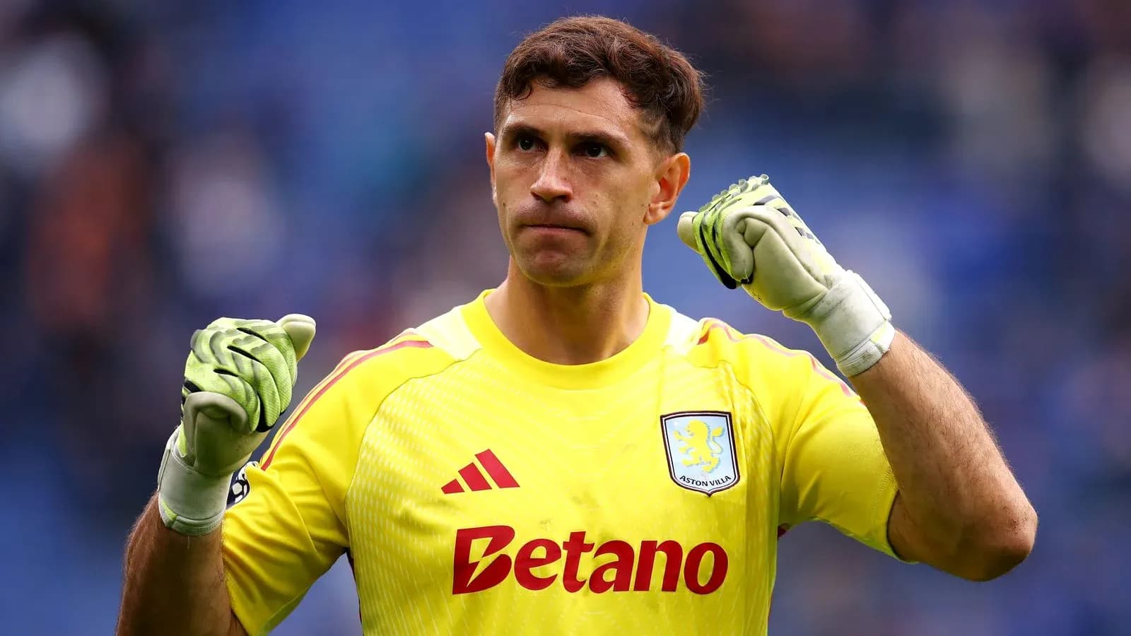 Portero de Aston Villa celebrando con guantes Portero de Aston Villa celebrando con guantes