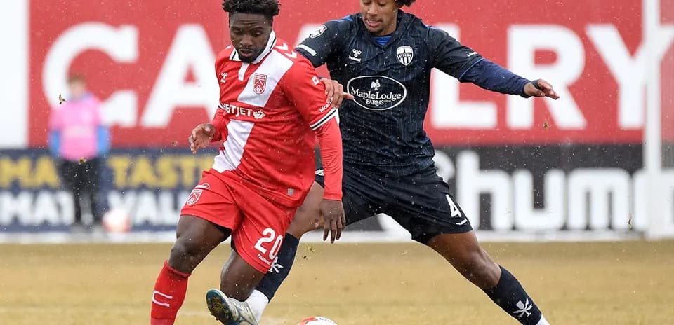 Jugador de Atlético Ottawa compitiendo por el balón Jugador de Atlético Ottawa compitiendo por el balón