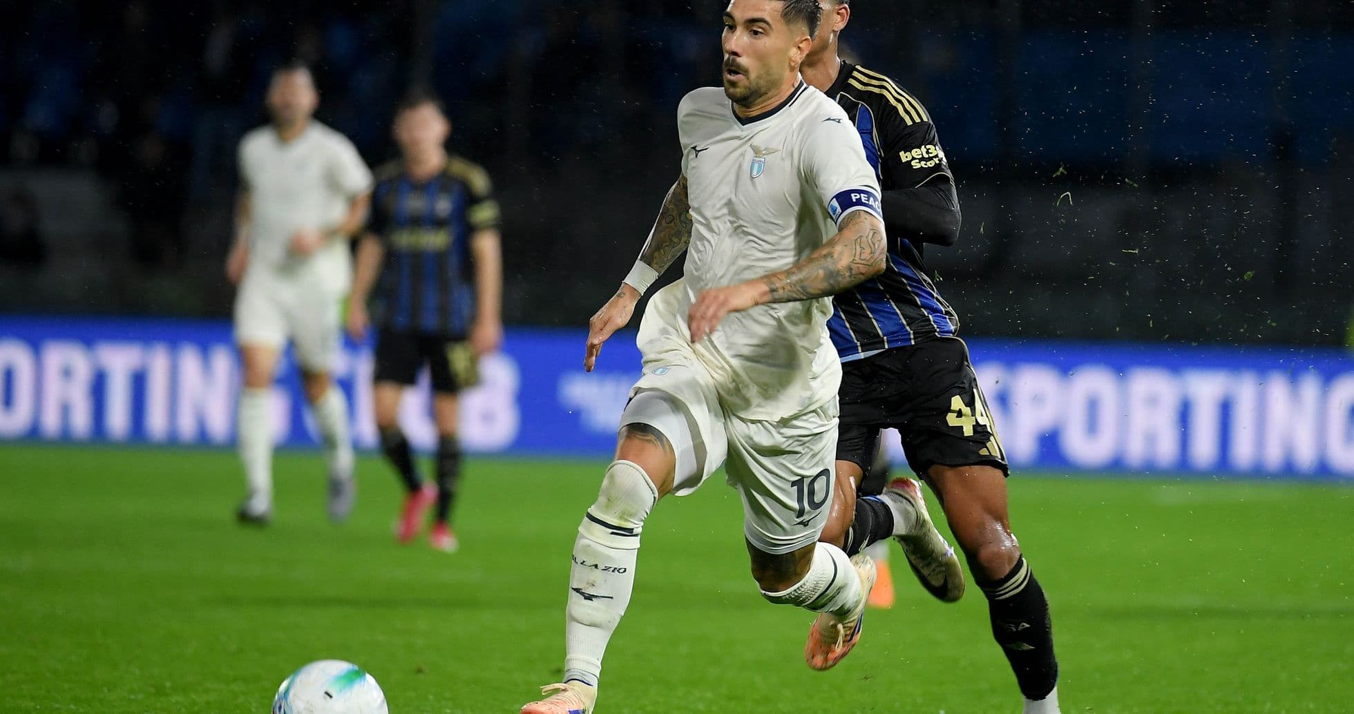 Jugador de Lazio avanzando con el balón Jugador de Lazio avanzando con el balón