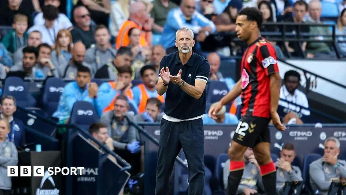 Entrenador de Bournemouth dirigiendo a su jugador en el partido Entrenador de Bournemouth dirigiendo a su jugador en el partido