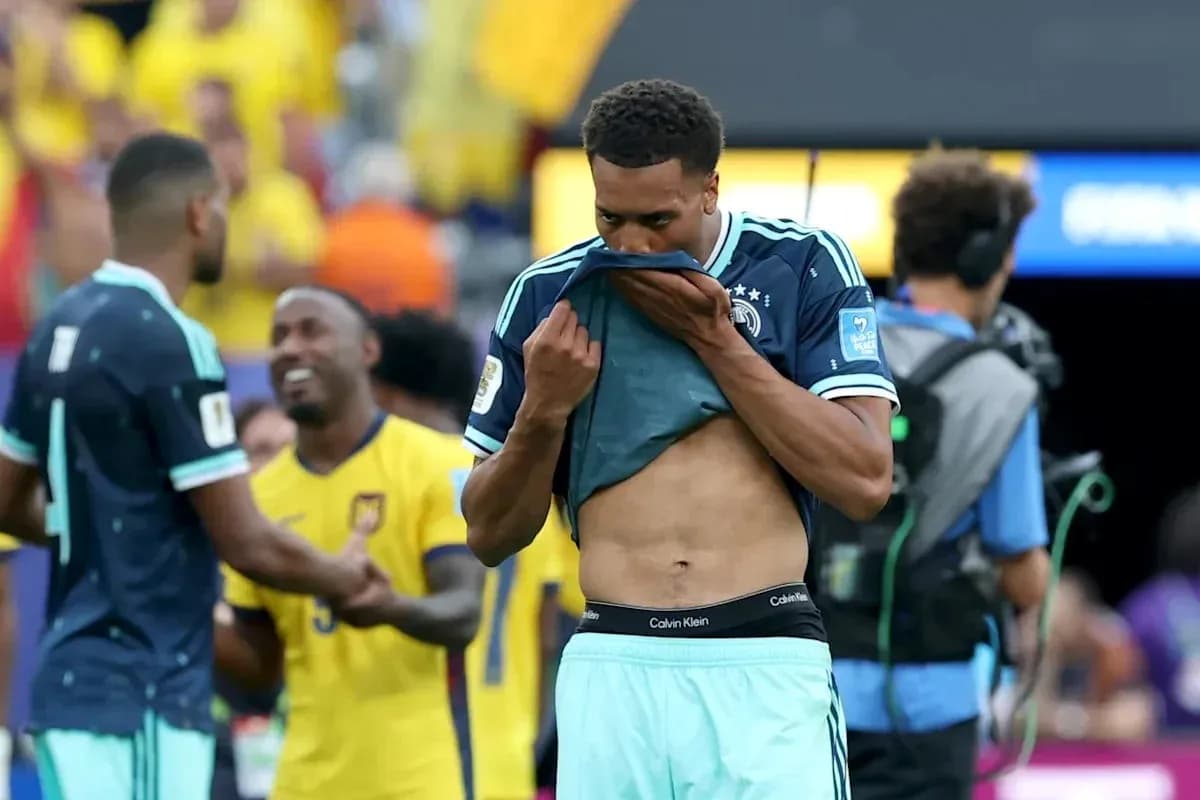 Jugador de Alemania se quita la camiseta tras el partido Jugador de Alemania se quita la camiseta tras el partido