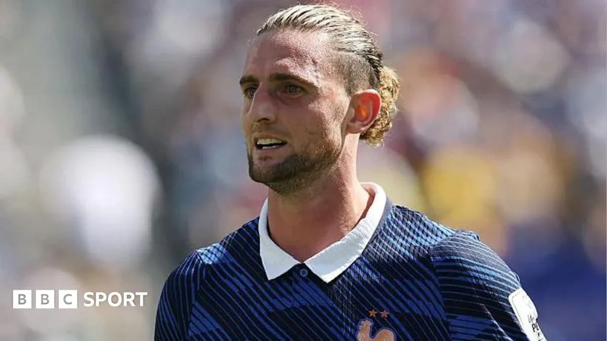 Jugador de fútbol con camiseta de Francia en campo Jugador de fútbol con camiseta de Francia en campo