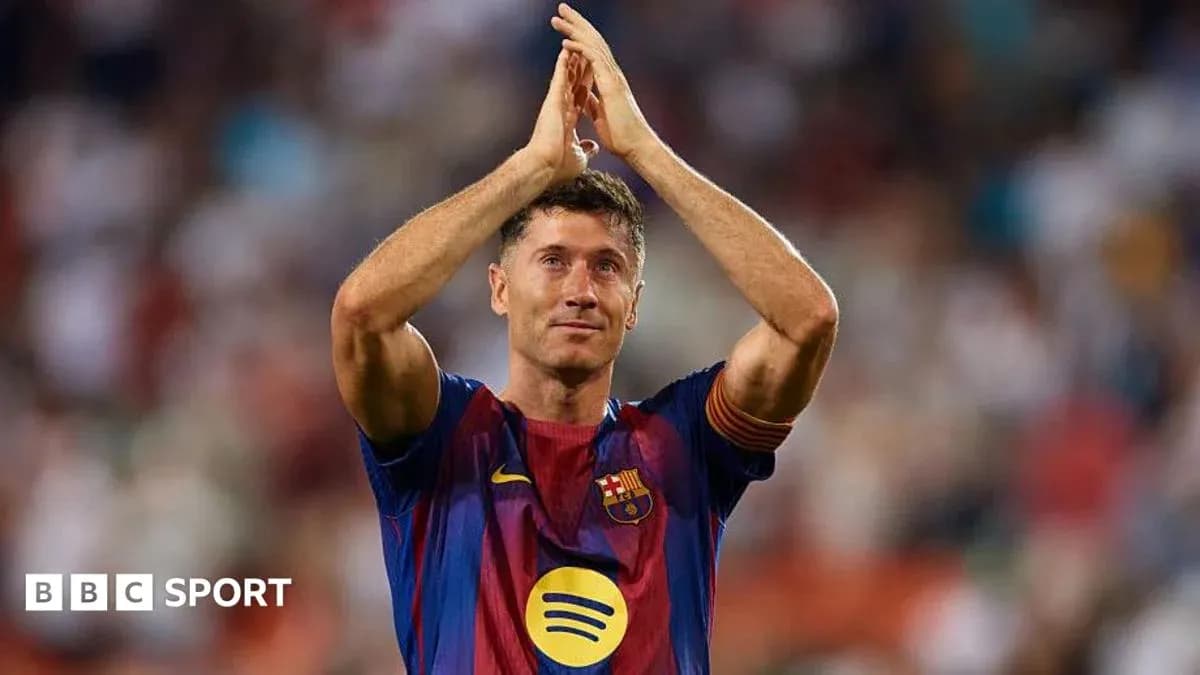 Jugador de Barcelona aplaudiendo a la afición Jugador de Barcelona aplaudiendo a la afición