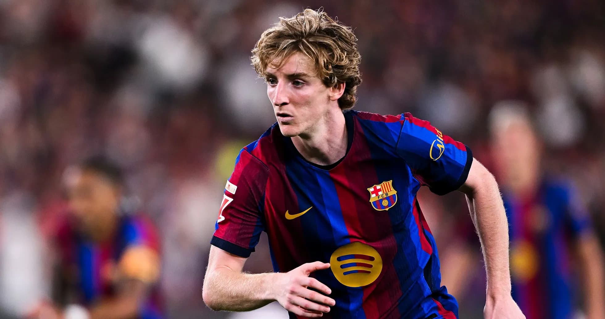 Jugador de Barcelona corriendo durante un partido Jugador de Barcelona corriendo durante un partido