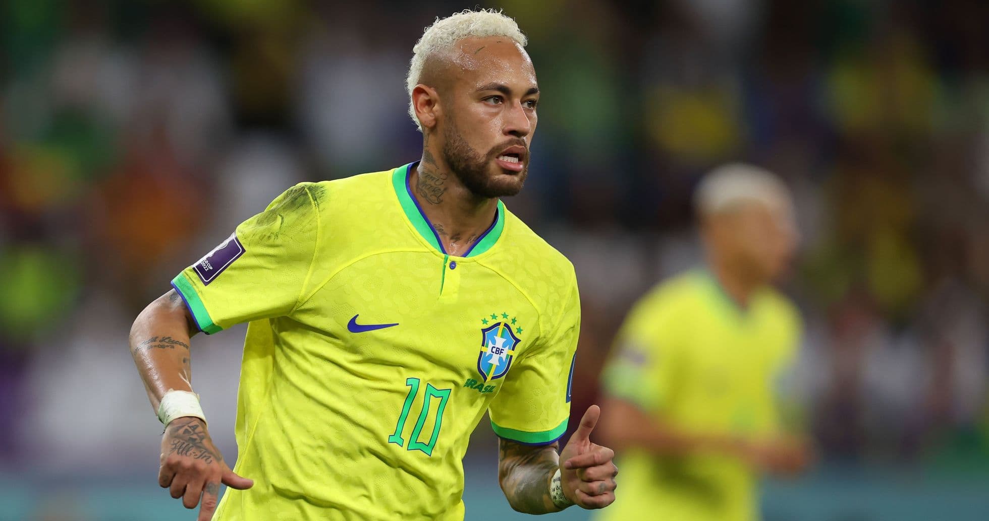 Neymar corriendo con camiseta de Brasil durante el partido Neymar corriendo con camiseta de Brasil durante el partido
