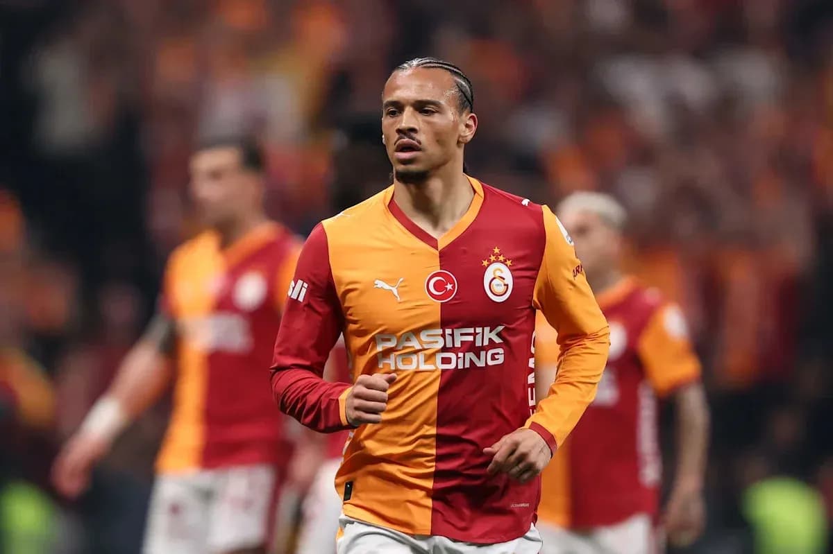 Jugador de Galatasaray corriendo en el campo Jugador de Galatasaray corriendo en el campo