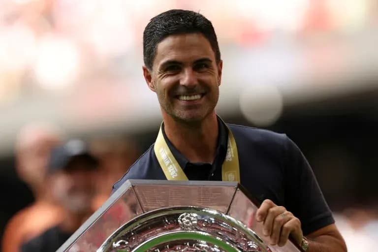 Entrenador sosteniendo trofeo en ceremonia de premiación Entrenador sosteniendo trofeo en ceremonia de premiación