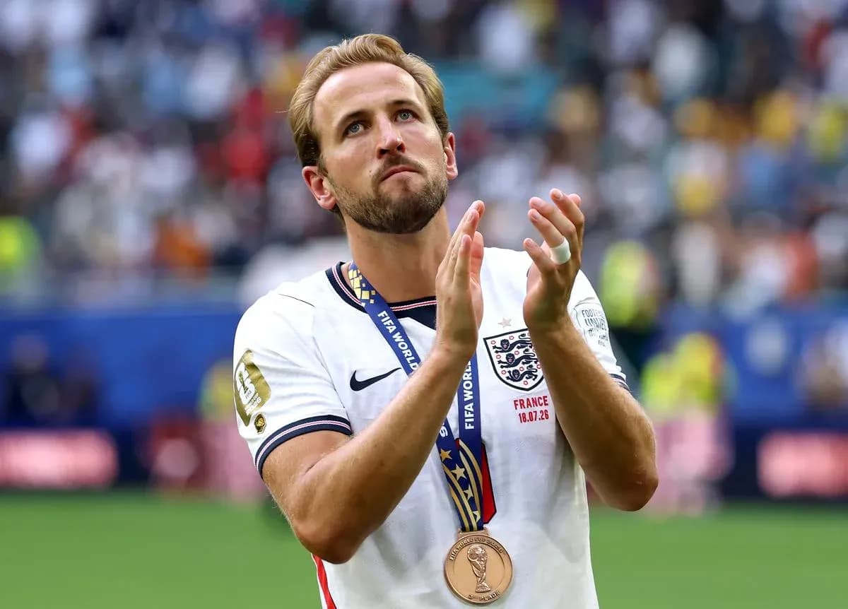 Jugador aplaudiendo con medalla de bronce en el cuello Jugador aplaudiendo con medalla de bronce en el cuello