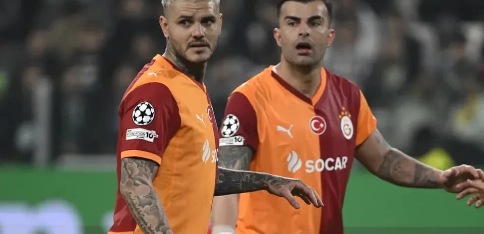 Dos jugadores de Galatasaray en el campo de juego Dos jugadores de Galatasaray en el campo de juego