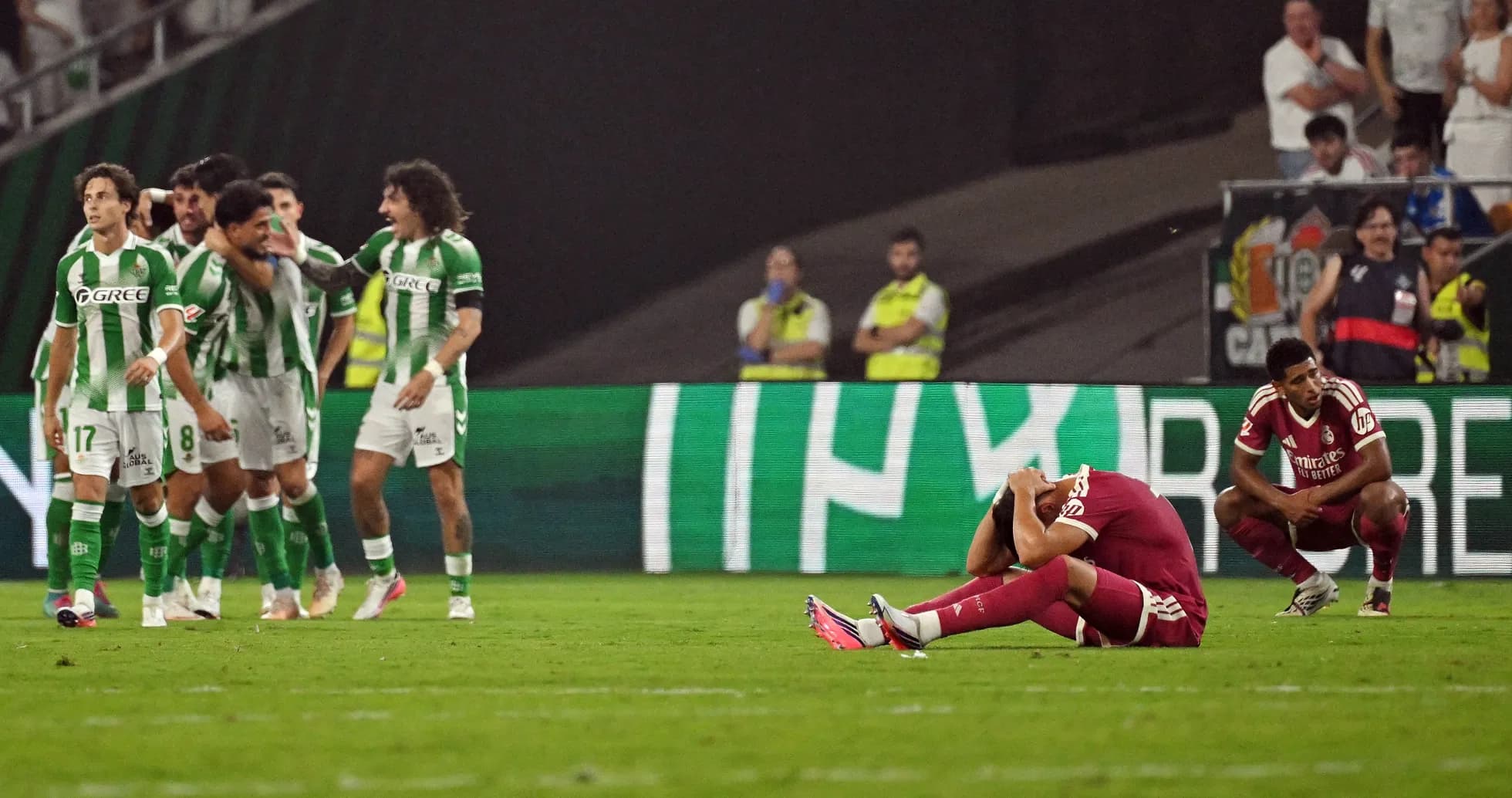 Jugadores de Betis celebrando mientras oponente se lamenta Jugadores de Betis celebrando mientras oponente se lamenta