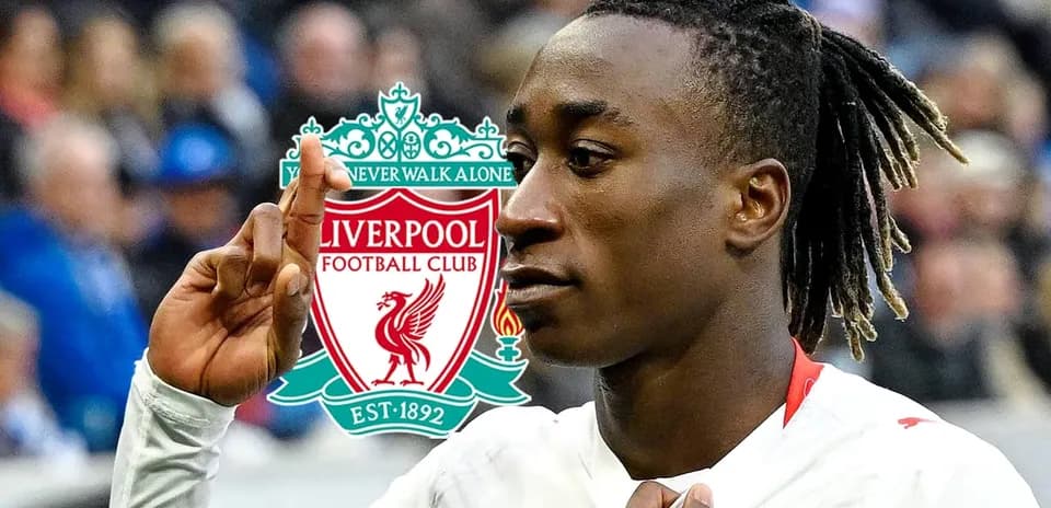 Jugador señalando el logo del Liverpool FC Jugador señalando el logo del Liverpool FC