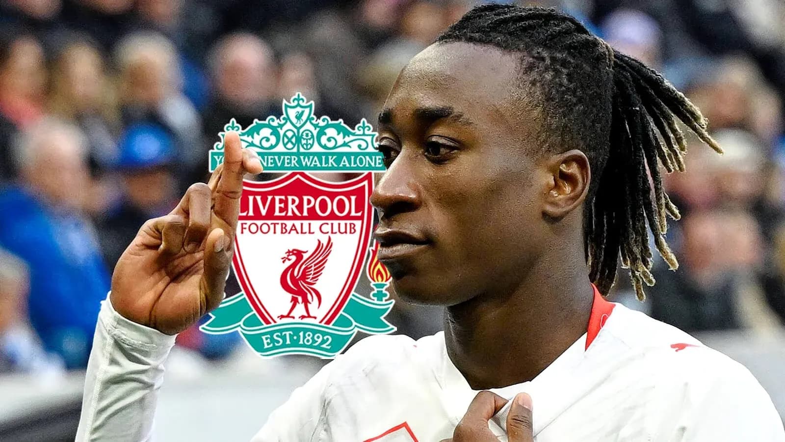 Jugador señalando el logo del Liverpool FC Jugador señalando el logo del Liverpool FC