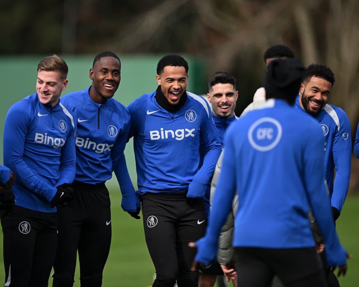 Jugadores riendo durante entrenamiento en el campo Jugadores riendo durante entrenamiento en el campo