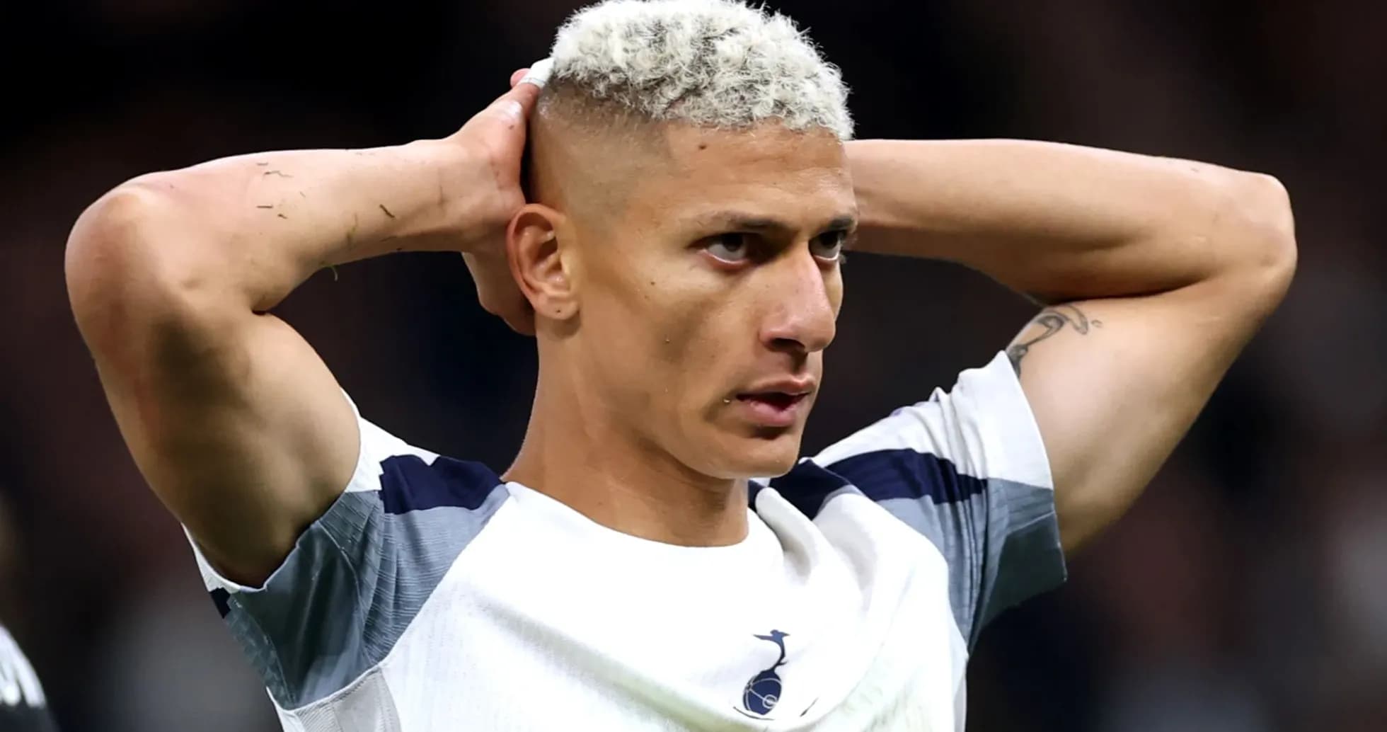 Jugador de Tottenham con las manos en la cabeza Jugador de Tottenham con las manos en la cabeza