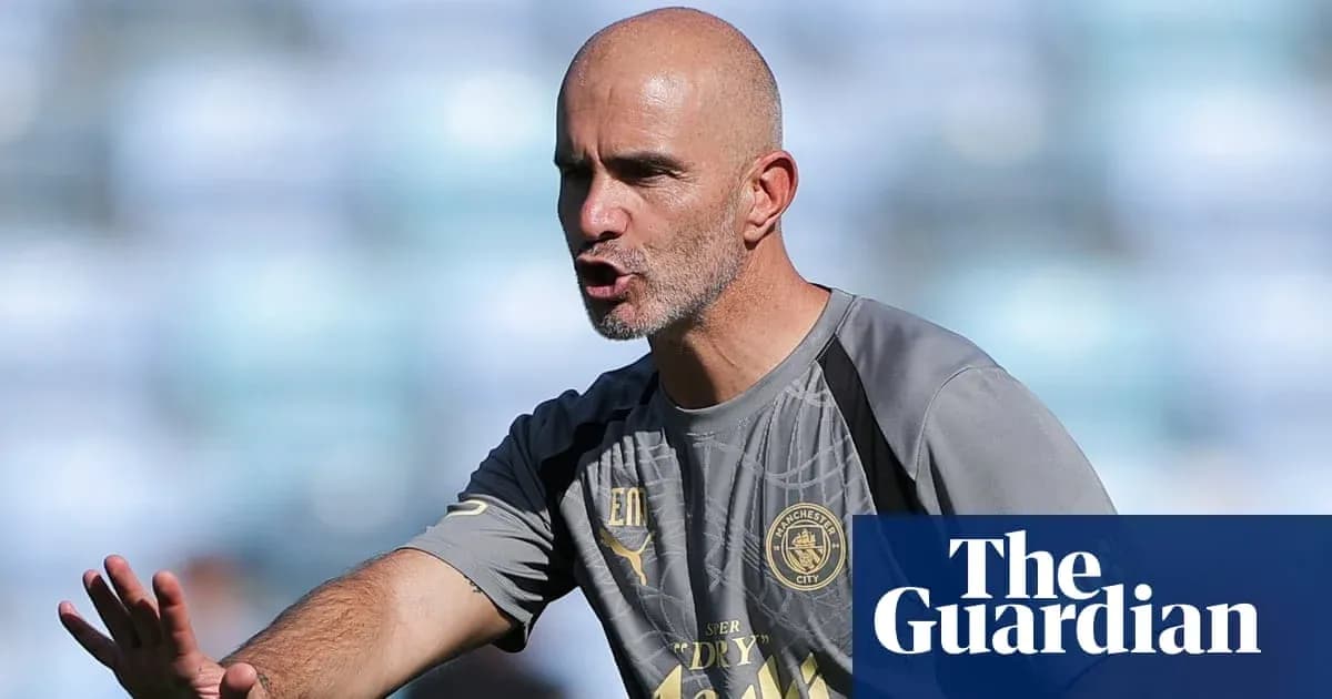 Entrenador dirigiendo la práctica de su equipo Entrenador dirigiendo la práctica de su equipo