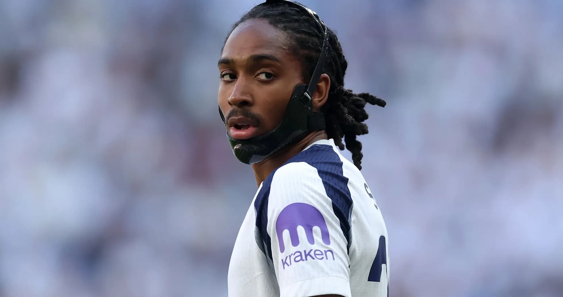 Jugador con máscara durante un partido de fútbol Jugador con máscara durante un partido de fútbol
