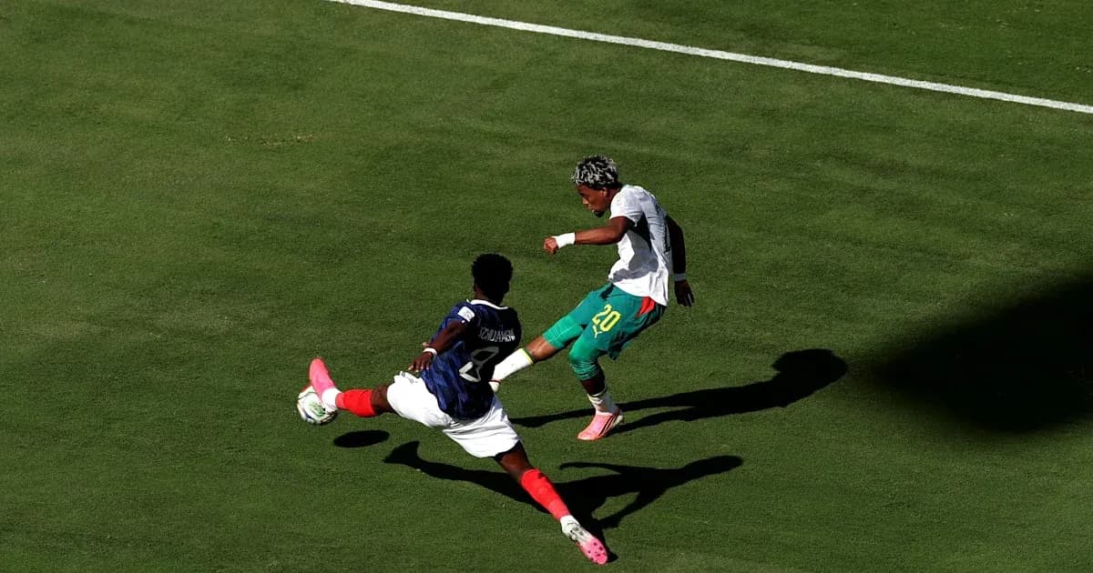 Jugador esquivando una entrada durante un partido de fútbol Jugador esquivando una entrada durante un partido de fútbol