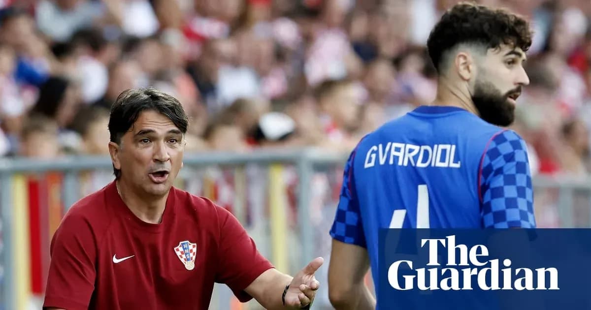 Entrenador de Croacia dando instrucciones a jugador Entrenador de Croacia dando instrucciones a jugador