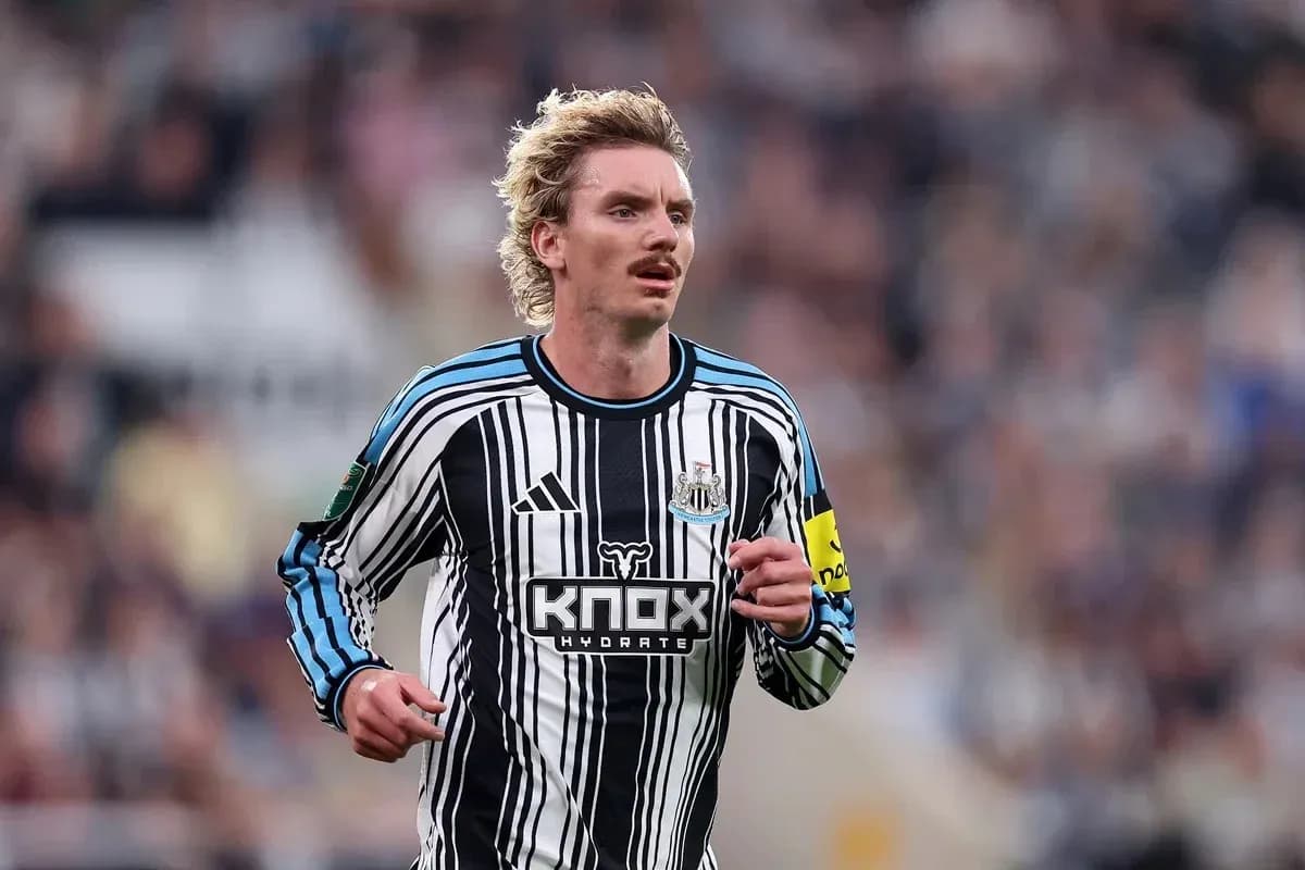 Jugador de Newcastle corriendo en el campo Jugador de Newcastle corriendo en el campo