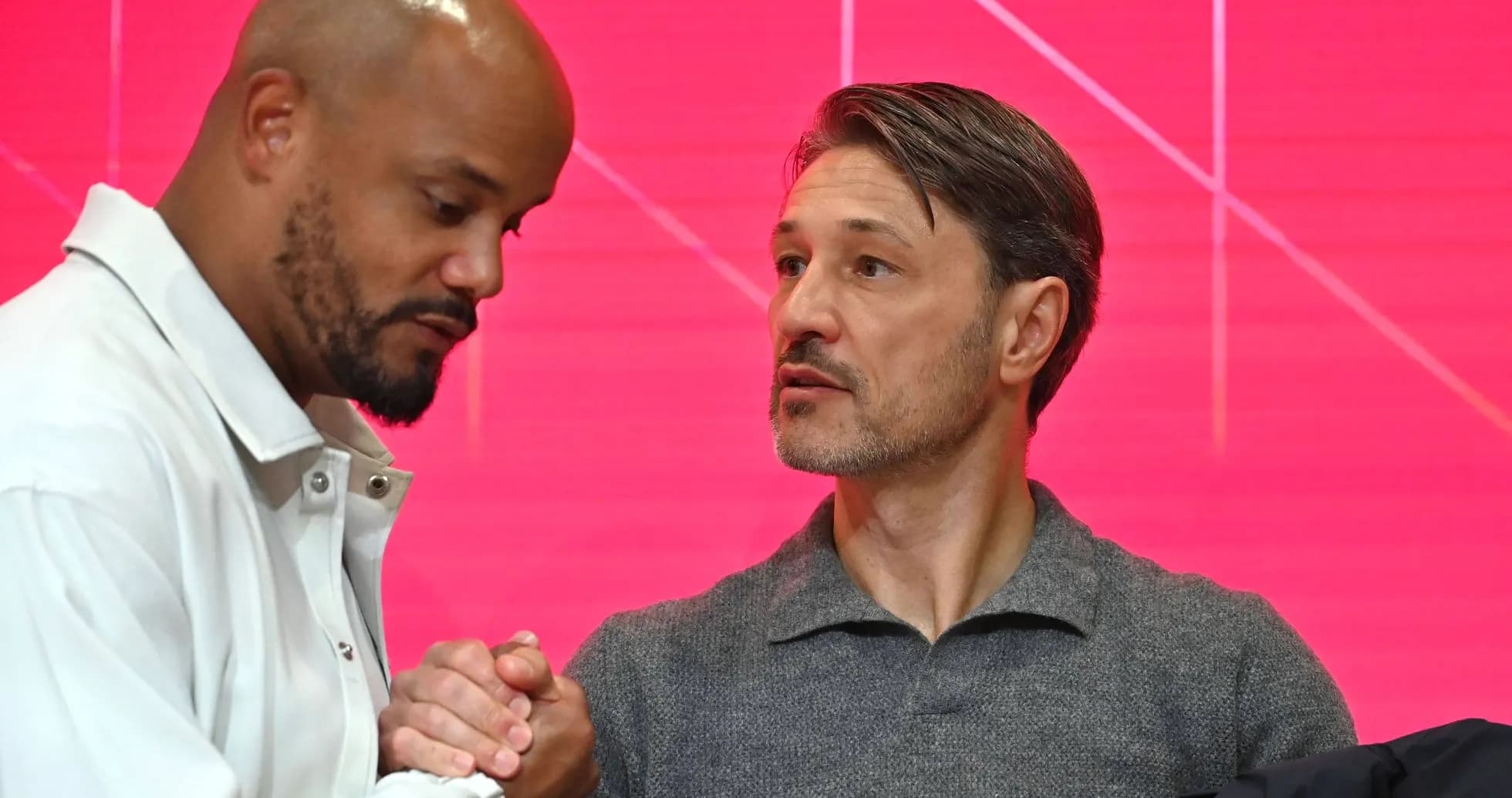 Dos hombres estrechándose la mano durante evento Dos hombres estrechándose la mano durante evento