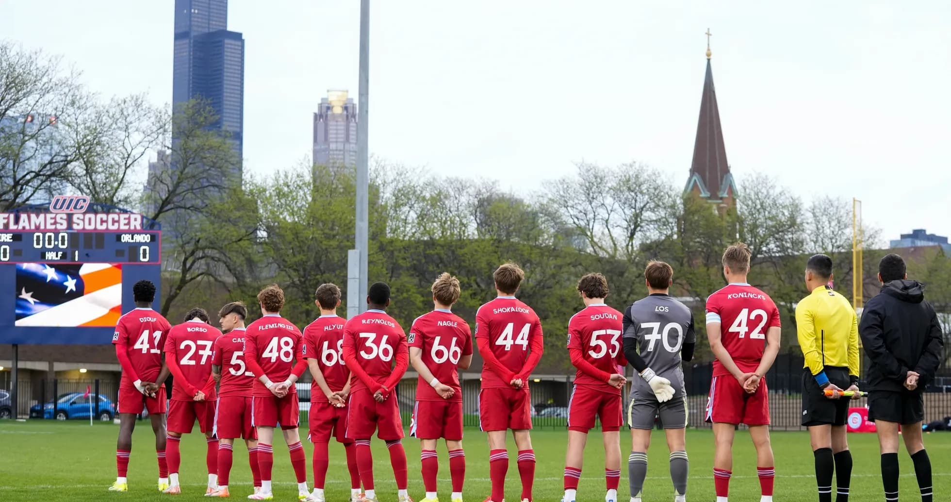 Jugadores de Chicago Fire II alineados en el campo Jugadores de Chicago Fire II alineados en el campo