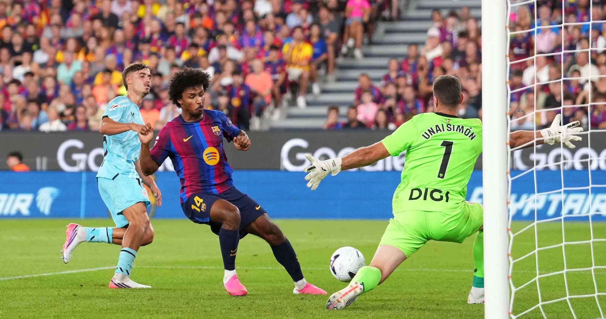 Un jugador de Barcelona dispara a puerta Un jugador de Barcelona dispara a puerta