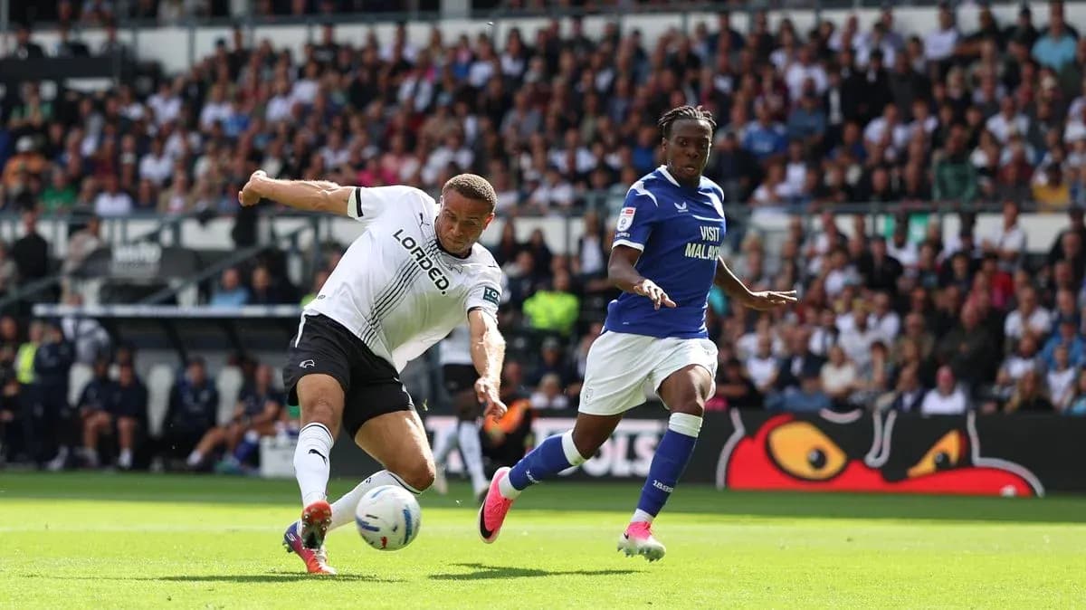 Jugador de Derby County luchando por el balón Jugador de Derby County luchando por el balón
