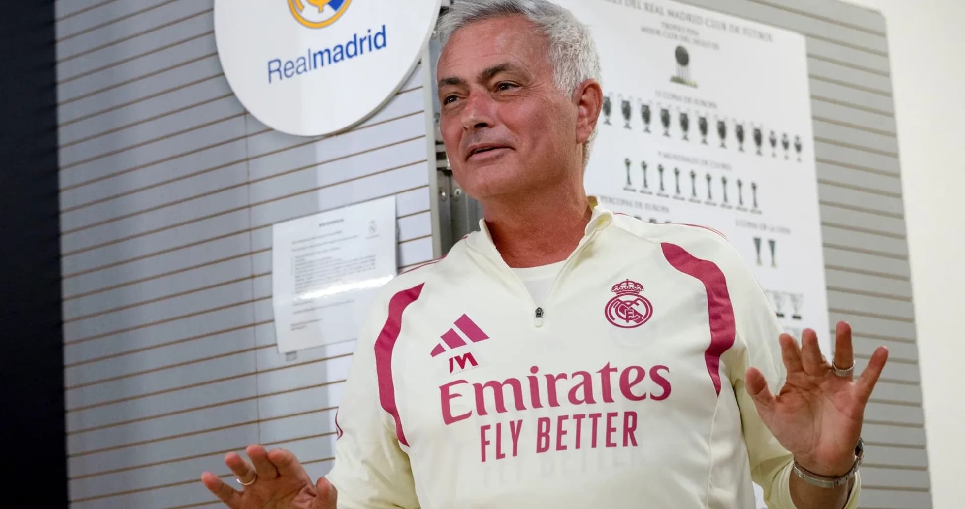 Entrenador hablando en sala de prensa de Real Madrid Entrenador hablando en sala de prensa de Real Madrid